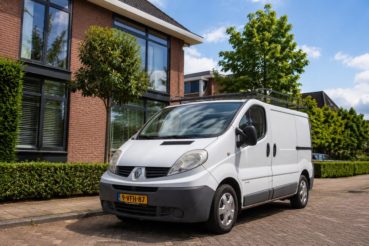Werkbus van MZA Schoonmaak voor een woning